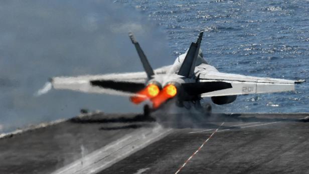 Eine F/A-18 Super Hornet kostet 60 Millionen US-Dollar. Kampfjet hebt von Flugzeugträger im Meer ab