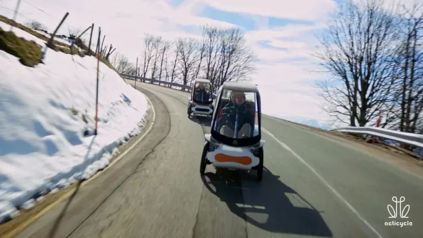 Das Acticycle rollt mit 45 km/h auf der Straße. Das Acticycle rollt mit 45 km/h auf der Straße.