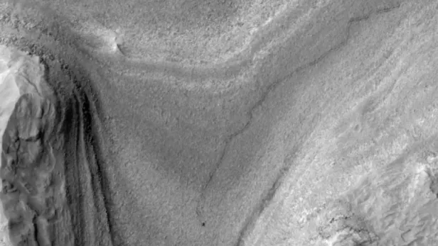 Dieses Foto zeigt Curiosity zwar nur als Punkt, aber auch die beeindruckende Strecke. Dieses Foto zeigt Curiosity zwar nur als Punkt, aber auch die beeindruckende Strecke.