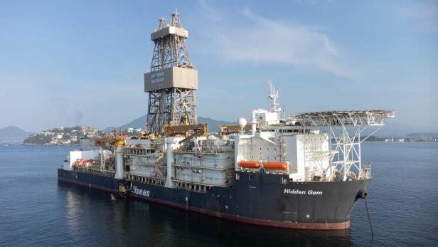 Greenpeace Aktivisten protestieren gegen ein Deep Sea Mining-Schiff von der Metals Company. 