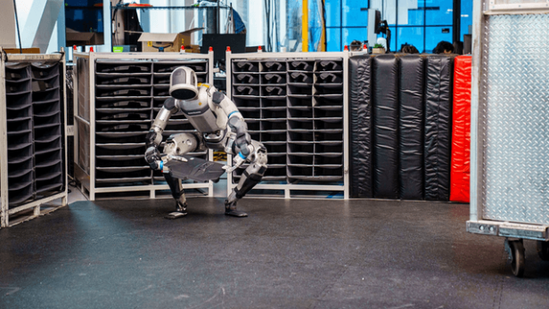 Der Roboter soll Fahrzeugteile im Hyundai-Werk herumtragen.