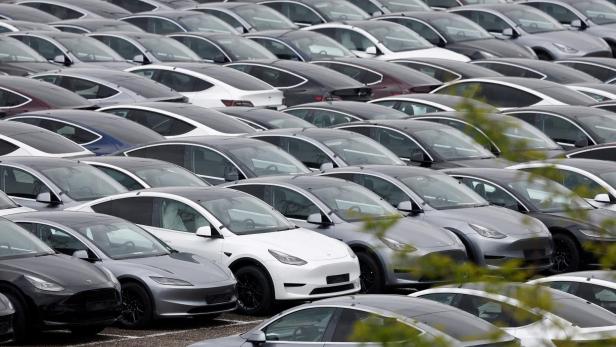 Geparkte Teslas. Geparkte Teslas.