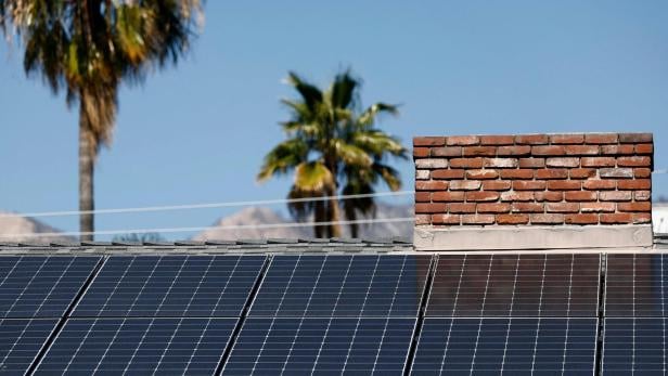 Viele Häuser in Kalifornien haben Solaranlagen am Dach. Viele Häuser in Kalifornien haben Solaranlagen am Dach.