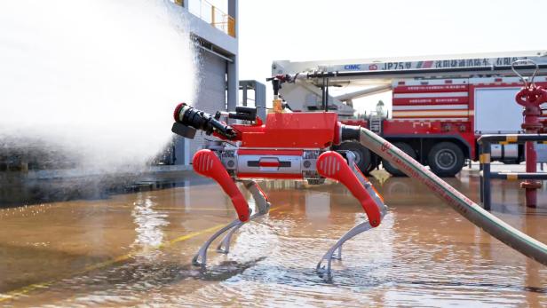 Robohund mit Wasserkanone Robohund mit Wasserkanone