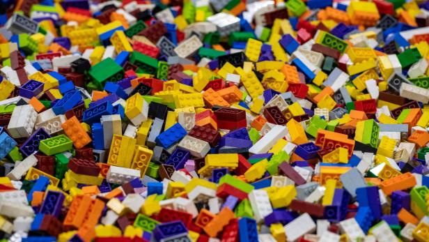 Derzeit kann das Modell nur rechteckige Bausteine in seine Baupläne einbauen (Symbolbild). bunte rechteckige Legosteine