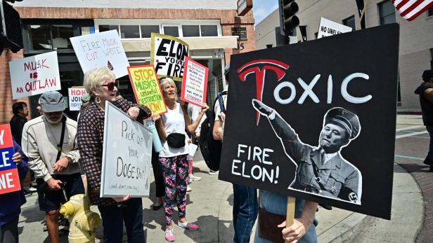 Tesla-Mitarbeiter Matthew LaBrot hatte an einem Tesla-Takedown-Protest wie diesem in Kalifornien teilgenommen. Er störte sich sehr an Elon Musks öffentlichem Auftreten (Symbolbild). US-POLITICS-MUSK-TESLA-PROTEST