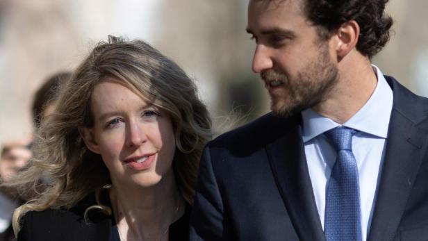 Billy Evans begleitete seine Partnerin, Theranos-Gründerin Elizabeth Holmes, im März 2023 zu einem Gerichtstermin. Theranos founder Holmes arrives at federal court in San Jose, California