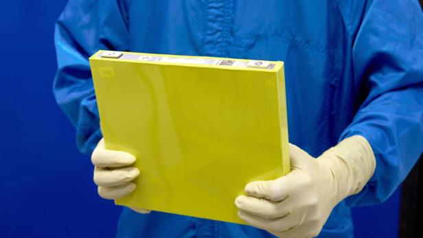 Ein Prototyp einer LMR-Batteriezelle in Originalgröße im Wallace Battery Cell Innovation Center von General Motors.