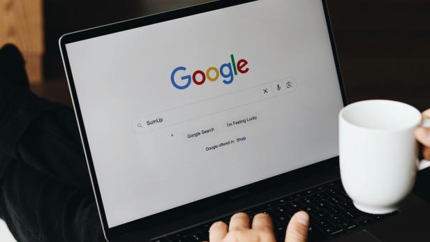 Google-Suchleiste auf einem Bildschirm. 