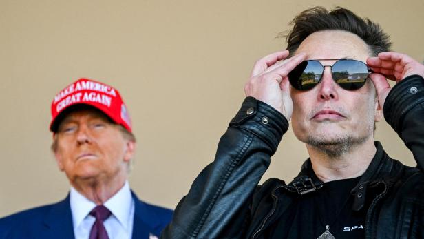 FILE PHOTO: Donald Trump Watches SpaceX Launch its sixth test flight of Starship Spacecraft US-Präsident Donald Trump und Elon Musk beobachten den Start des sechsten Testflugs der SpaceX Starship-Rakete in Brownsville, Texas, USA, 19. November 2024