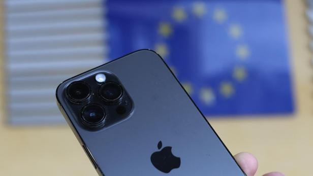 EU Commission fines Apple and Meta for breaking Europe's digital rules iPhone vor Europaflagge