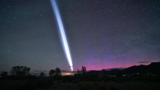 Dieser Schnappschuss des Lichtphänomens gelang Mike Lewinski um 23.26h Ortszeit in Crestone, Colorado. Dieser Schnappschuss des Lichtphänomens gelang Mike Lewinski um 23.26h Ortszeit in Crestone, Colorado.