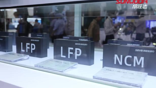 In einem Schaukasten werden Batterien mit den Aufschriften LFP und NCM präsentiert.