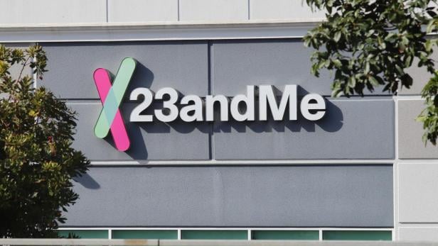 23andMe musste im März 2025 Insolvenz anmelden (Symbolbild). Fassade mit dem 23andMe-Logo