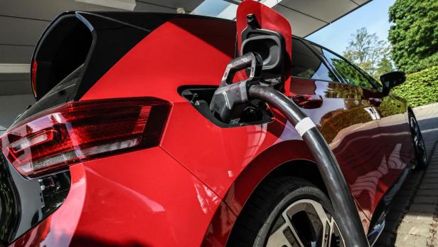 VW und Gotion verbindet eine strategische Partnerschaft zur Batterieherstellung (Symbolbild). Ein Auto wird in der Gläsernen Manufaktur von Volkswagen aufgeladen