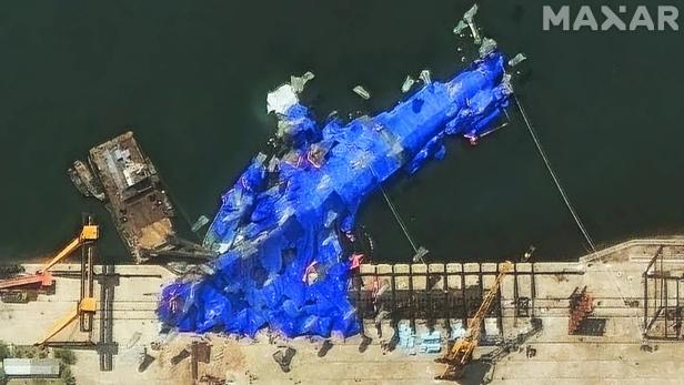 Nach dem Unfall wurde das Schiff mit blauen Planen abgedeckt. Satellitenbild der Reparaturarbeiten