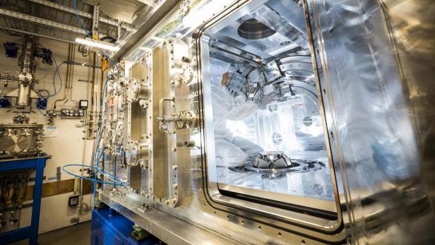 In dieser Laserkammer kann extremer Druck aufrechterhalten werden. In dieser Laserkammer kann extremer Druck aufrechterhalten werden.