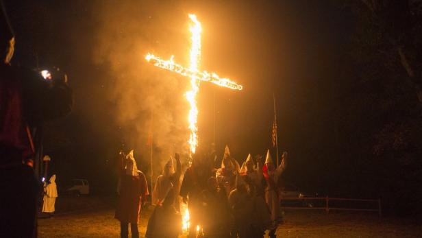 Spitze Kapuzen und brennende Kreuze sind die bekanntesten Symbole des Ku-Klux-Klans