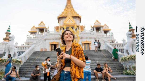 Frau mit Handy in Thailand
