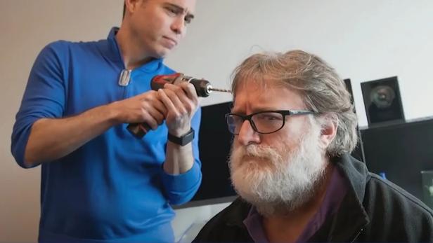 Vor ein paar Jahren hat Gabe Newell (rechts) noch über Gehirnchips zur Steuerung von Spielen gescherzt - jetzt will er mit Starfish ernst machen Vor ein paar Jahren hat Gabe Newell (rechts) noch über Gehirnchips zur Steuerung von Spielen gescherzt - jetzt will er mit Starfish ernst machen