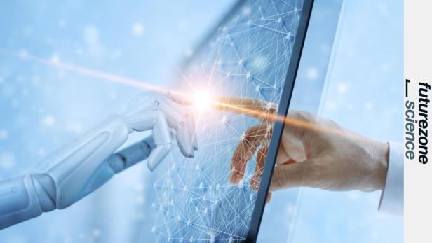 Technologie so gestalten, das sie Menschen nützt, ist ein Ziel des digitalen Humanismus (Symbolbild). Eine Roboterhand berührt mit einem Finger einen menschlichen Finger.