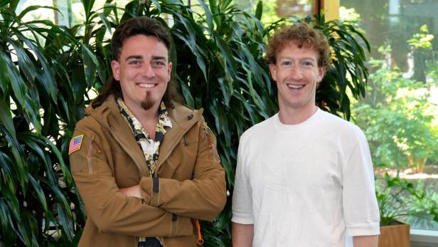 Luckey und Zuckerberg scheinen ihre Differenzen über Bord geworfen zu haben. Luckey und Zuckerberg scheinen ihre Differenzen über Bord geworfen zu haben.