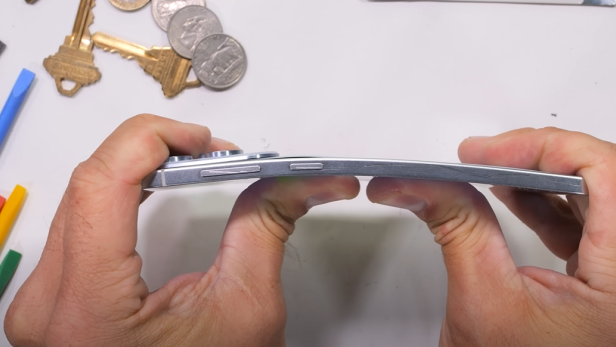 Das Samsung Galaxy S25 Edge im Bendtest. Das Samsung Galaxy S25 Edge im Bendtest.
