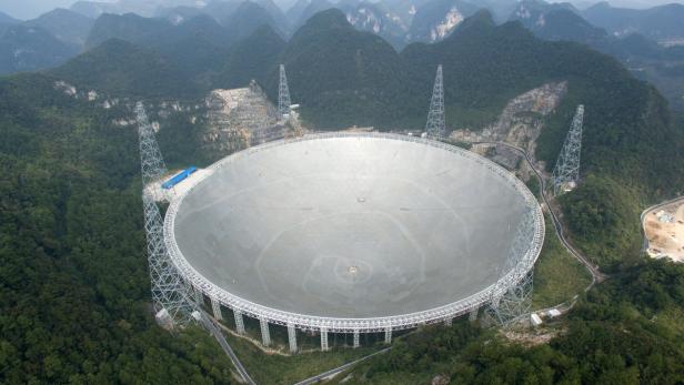 Das Radioteleskop &quot;FAST&quot; in den Bergen der chinesischen Provinz Guizhou