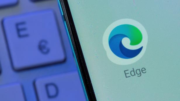 Es gibt künftig weniger Zwang, Microsoft Edge zu nutzen (Symbolbild). Microsoft Edge app is seen on the smartphone placed on the keyboard in this illustration