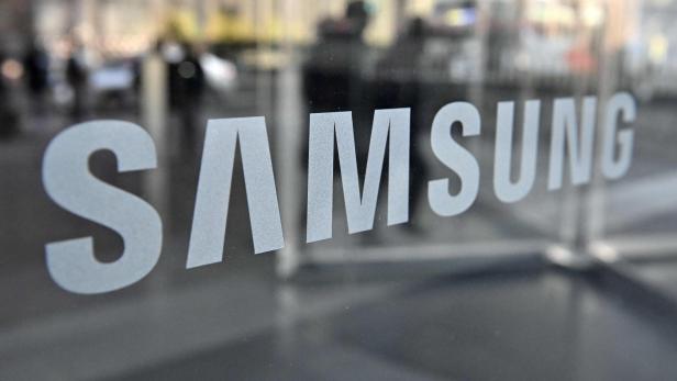 Samsung teasert Neues an, ohne Konkretes zu verraten (Symbolbild). Samsung-Logo an einer Fassade