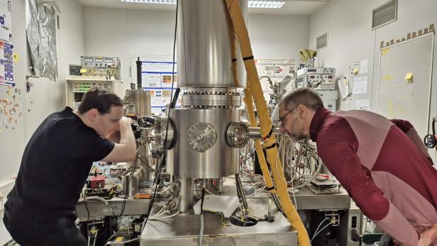 Die Forscher Felix Zahner (links) und André Kubetzka (rechts) bei der Arbeit an einem Rastertunnelmikroskop Die Forscher Felix Zahner (links) und André Kubetzka (rechts) bei der Arbeit an einem Rastertunnelmikroskop