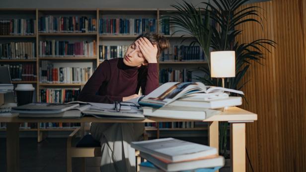 Journale machen mit der Arbeit von Forschern Milliardengewinne. Journale machen mit der Arbeit von Forschern Milliardengewinne.