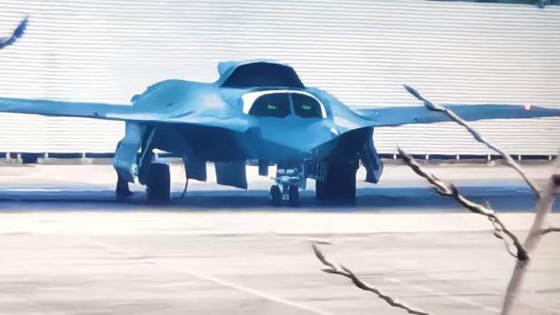 Foto eines früheren J-36-Prototyp: Die grünen "Augen" sind die Head-up-Displays für die Piloten, die in der J-36 nebeneinander sitzen.