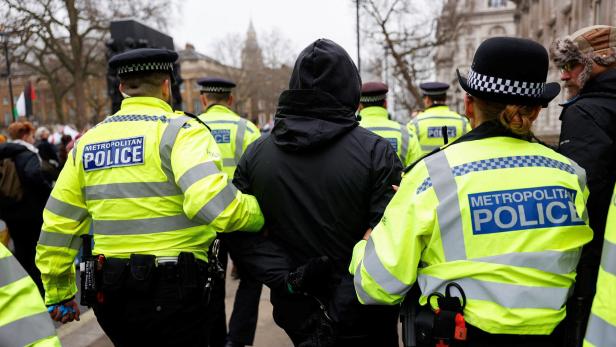 Symbolbild: Londoner Polizei bei einer Festnahme