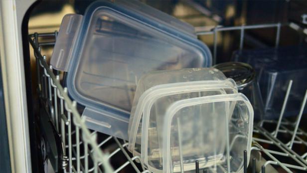 Plastik aus der Spülmaschine muss oft nachgetrocknet werden. Plastik aus der Spülmaschine muss oft nachgetrocknet werden.
