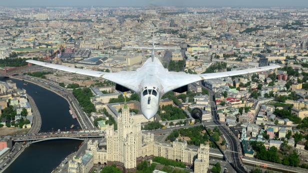Eine Tu-160 fliegt während einer Parade im Jahr 2014 über Moskau.