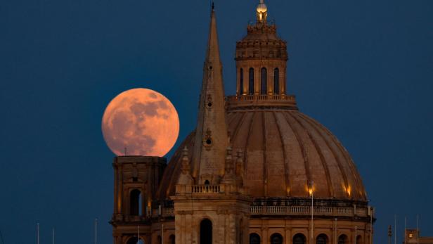 Ein sogenannter "Erdbeermond" über St Paul's Anglican Cathedral und der Basilica of Our Lady of Mount Carmel in Valletta. Ein sogenannter "Erdbeermond" über St Paul's Anglican Cathedral und der Basilica of Our Lady of Mount Carmel in Valletta.