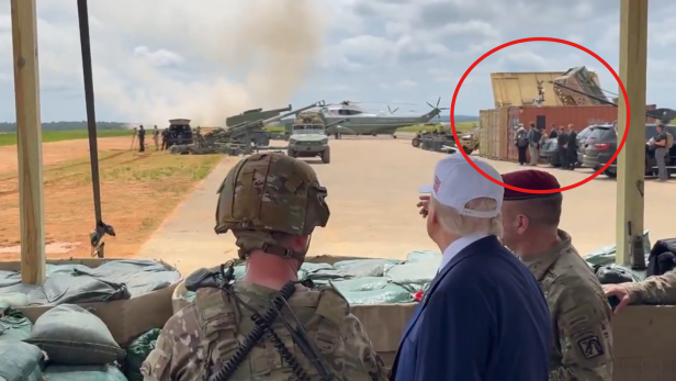 Im Hintergrund sieht man den geöffneten Container.