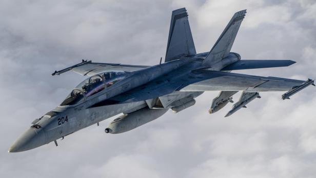 Eine F/A-18F mit IRST-Pod Eine F/A-18F mit IRST-Pod
