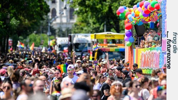 Wenn – wie hier bei der Pride Parade 2024 – 340.000 Menschen in der Wiener Innenstadt unterwegs sind, kann das das Mobilfunknetz kurzzeitig überlasten. Menschenmenge bei der Pride Parade in der Wiener Innenstadt