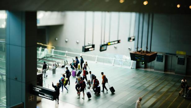 Menschen auf Flughafen (Symbolbild)