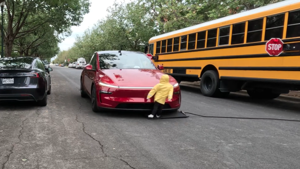Tesla ignoriert Schulbus und überfährt Kinder-Dummy