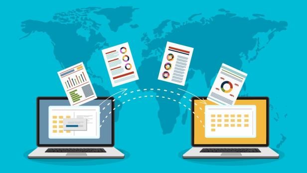 Eine Grafik mit zwei Laptops, es wird visualisiert, dass Dokumente transferiert werden, im Hintergrund ist eine Weltkarte zu sehen.