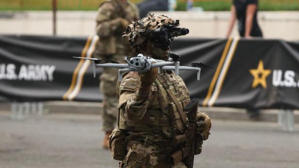Soldat trägt Drohne in der Hand: US-Parade wird zur Lachnummer Soldat trägt Drohne in der Hand: US-Parade wird zur Lachnummer