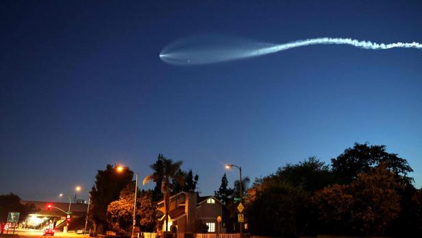 Startende Falcon-9-Rakete liefert spektakuläre Lichtshow Startende Falcon-9-Rakete liefert spektakuläre Lichtshow