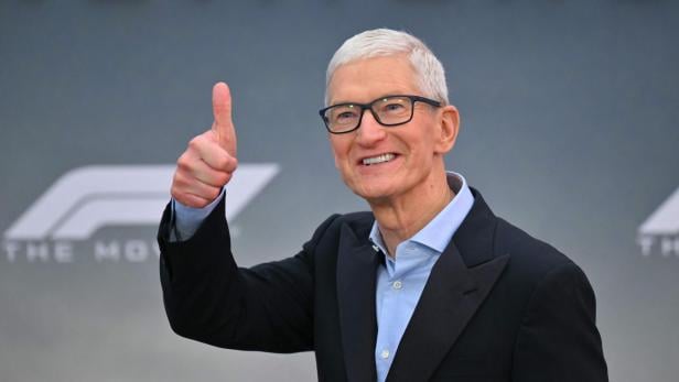 Tim Cook Anders als sein Vorgänger Steve Jobs trifft Tim Cook viele Entscheidungen gemeinsam mit 3 anderen Managern.
