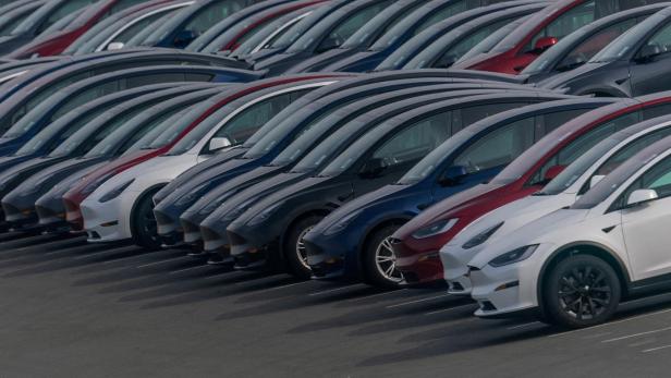 Tesla schickt Mitarbeiter wegen geringer Nachfrage nach Hause Tesla schickt Mitarbeiter wegen geringer Nachfrage nach Hause