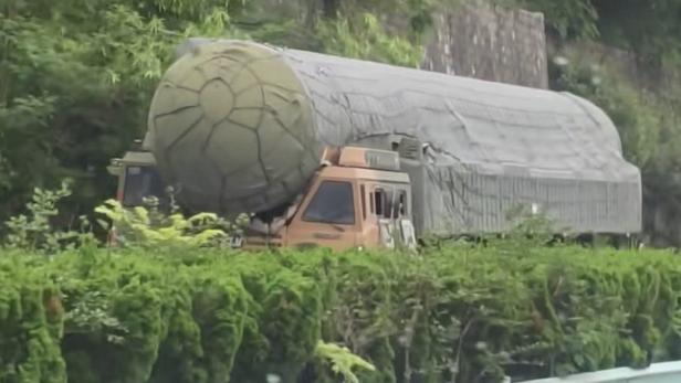 China tarnt seine Atomraketen als Baumstämme