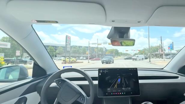Videos zeigen, seltsames Verhalten der Tesla-Robotaxis.