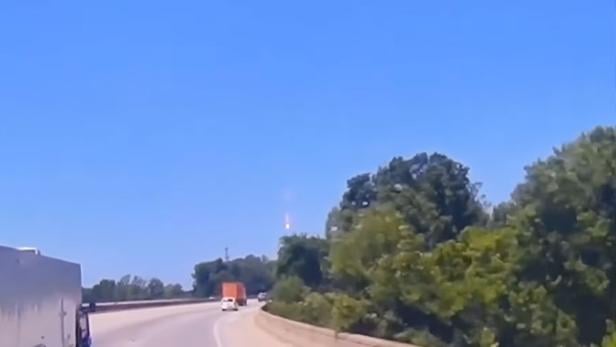 Der Feuerball wurde unter anderem von Dashcams aufgezeichnet. Dashcam-Bild eines Highways, am blauen Himmel der Feuerball